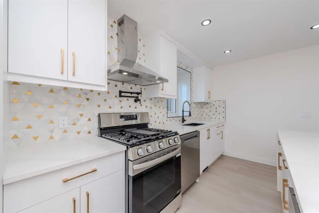 93 Coral Reef Crescent NE