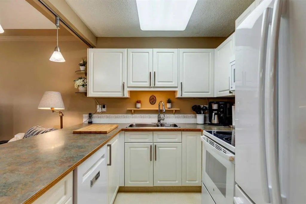 139 Country Hills Villas NW