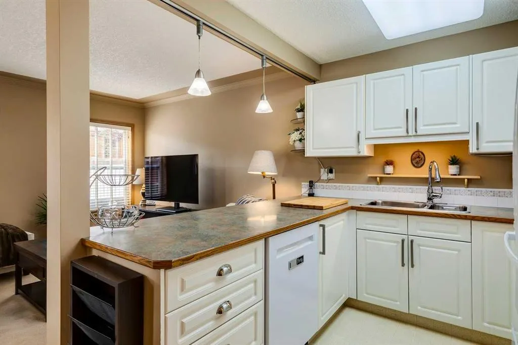 139 Country Hills Villas NW