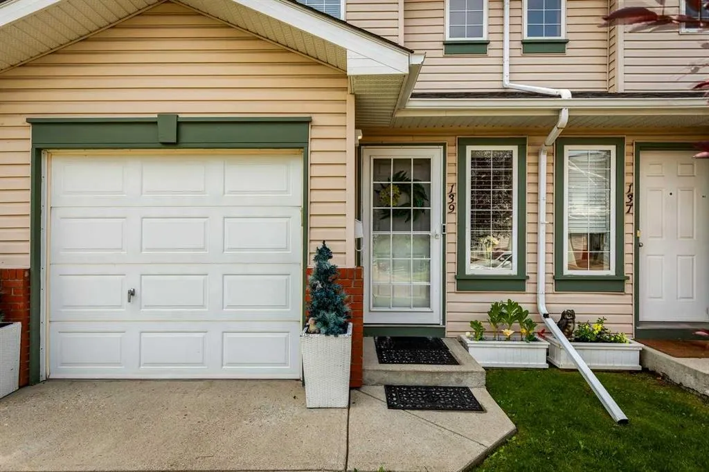 139 Country Hills Villas NW
