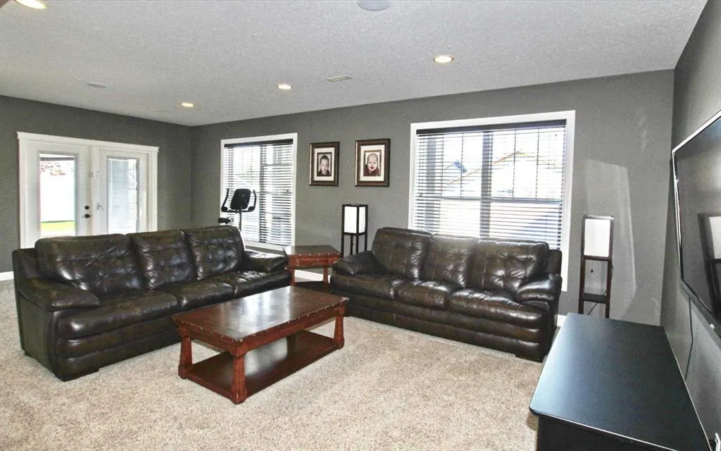 6 Laurel Close