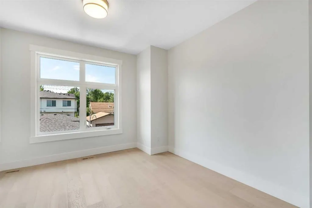 1130A Regent Crescent NE