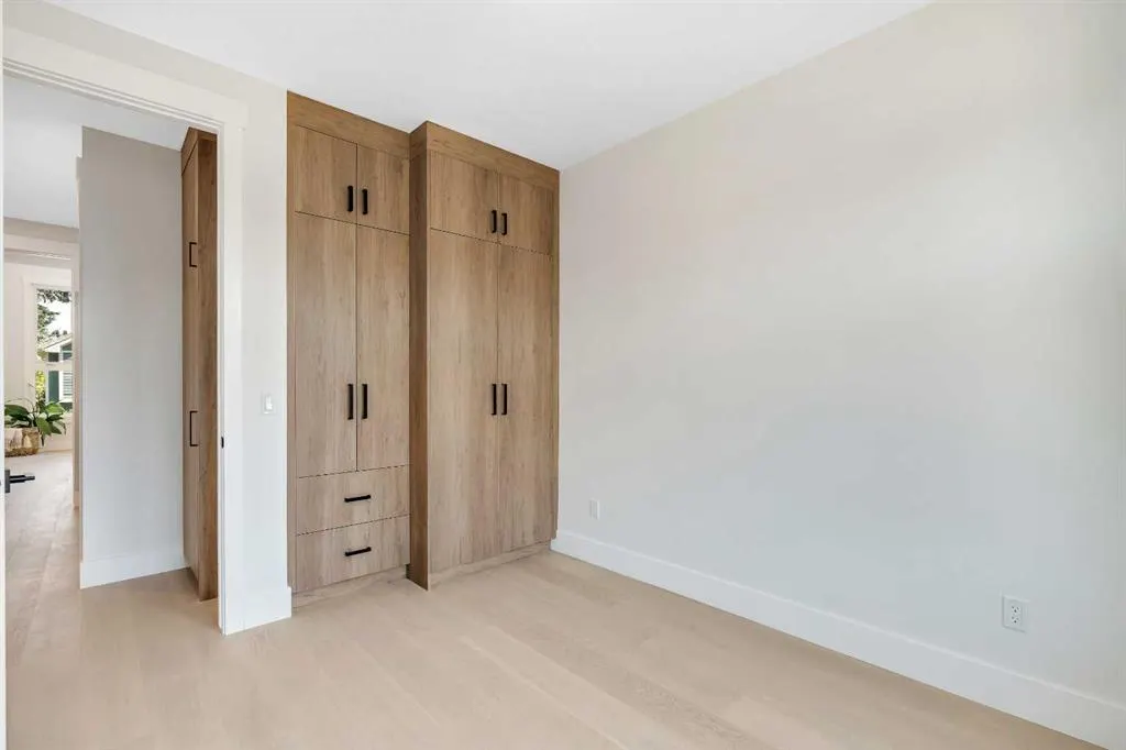 1130A Regent Crescent NE