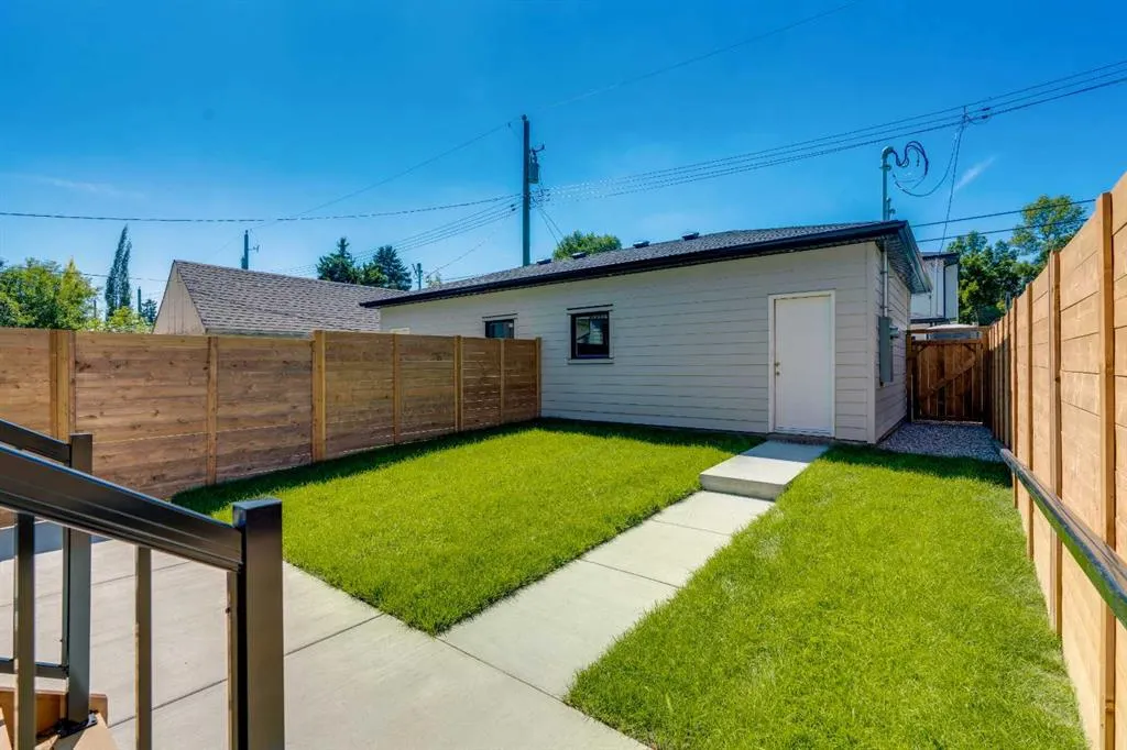 1130A Regent Crescent NE