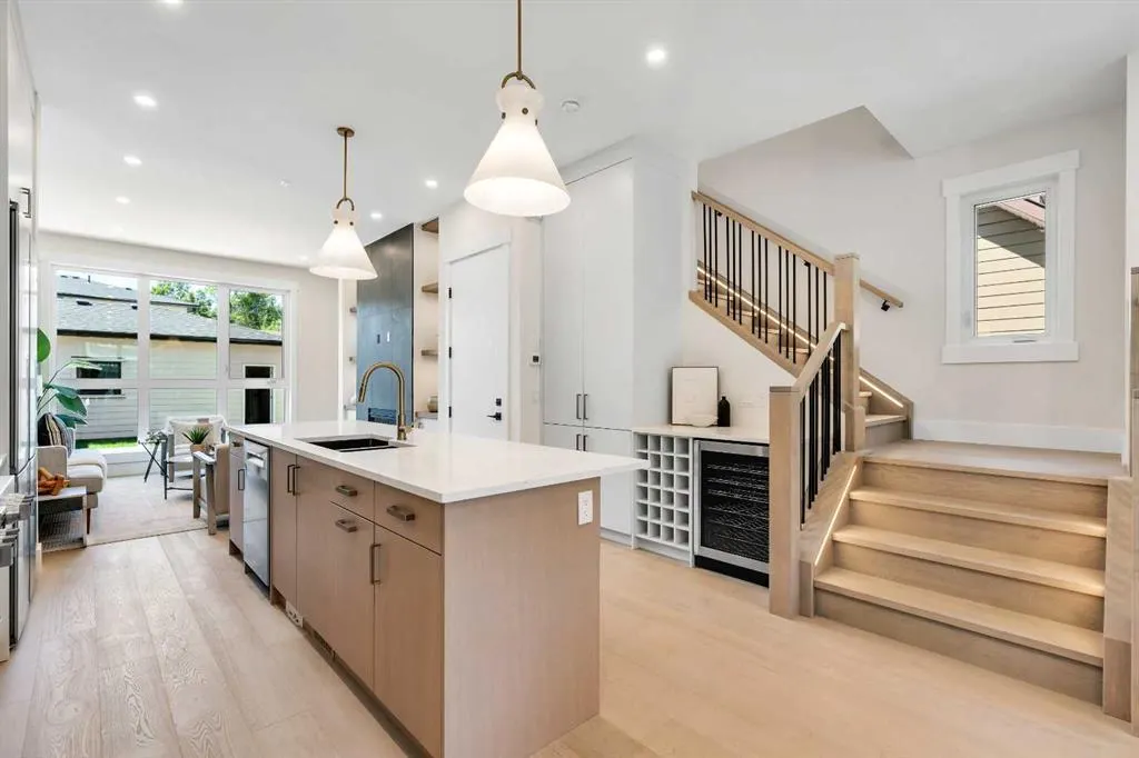 1130A Regent Crescent NE