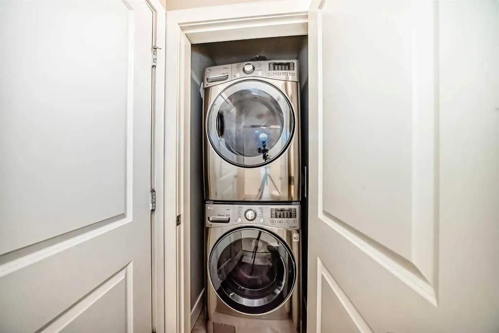 77 Spurce Place SW, #1004
