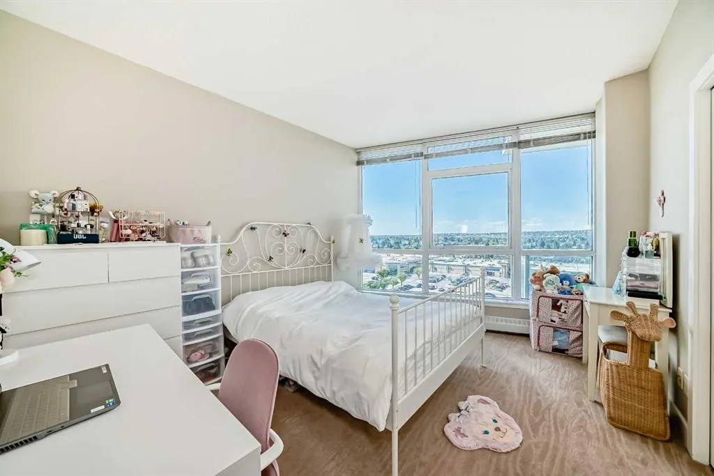 77 Spurce Place SW, #1004