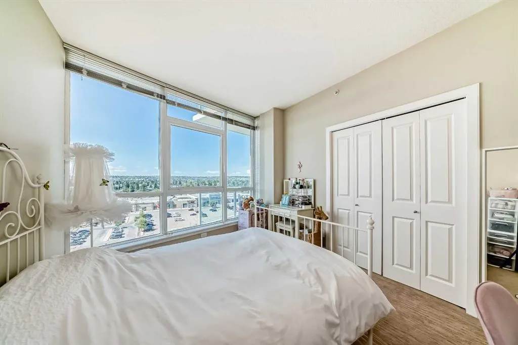 77 Spurce Place SW, #1004