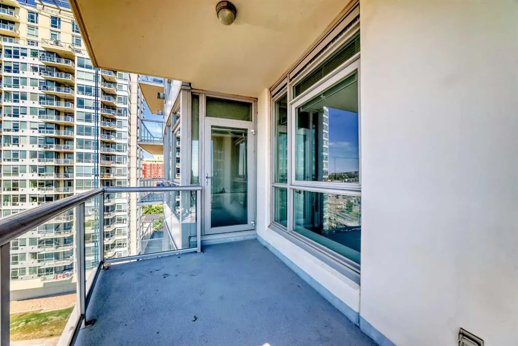 77 Spurce Place SW, #1004