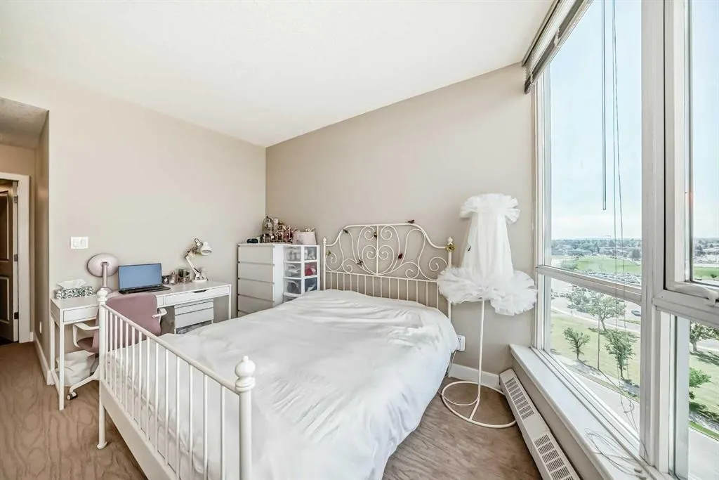 77 Spurce Place SW, #1004