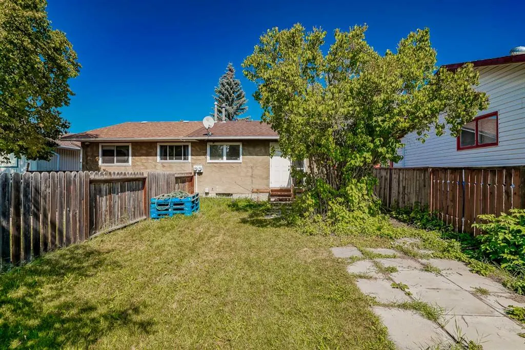 13 Rundlelawn Court NE