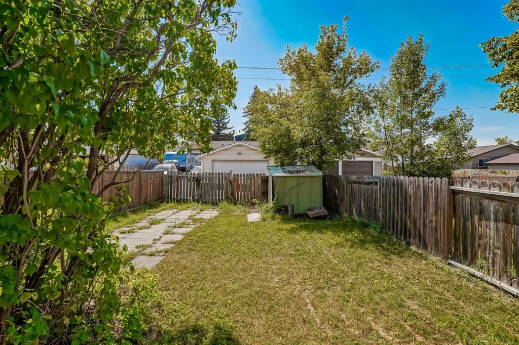 13 Rundlelawn Court NE