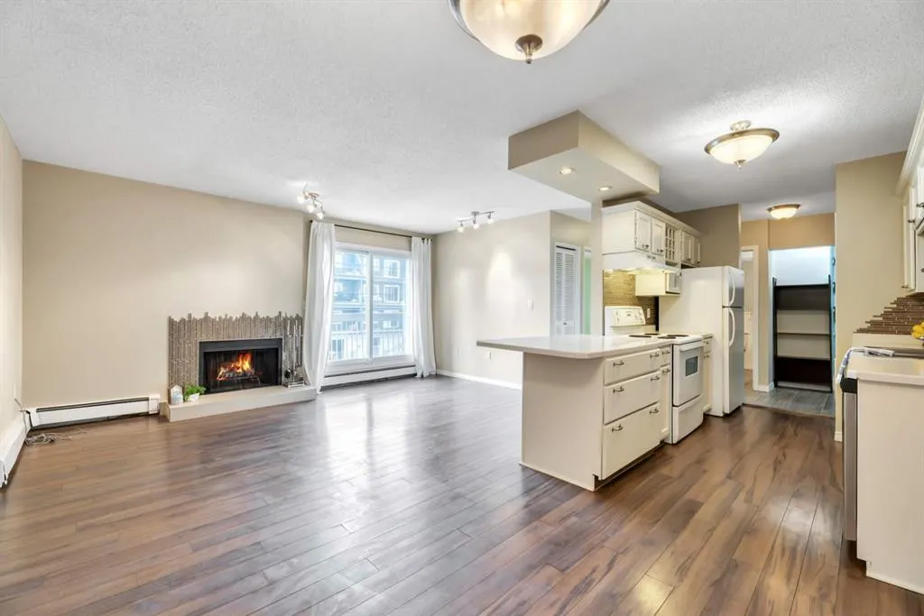 239 6 Avenue NE, #206