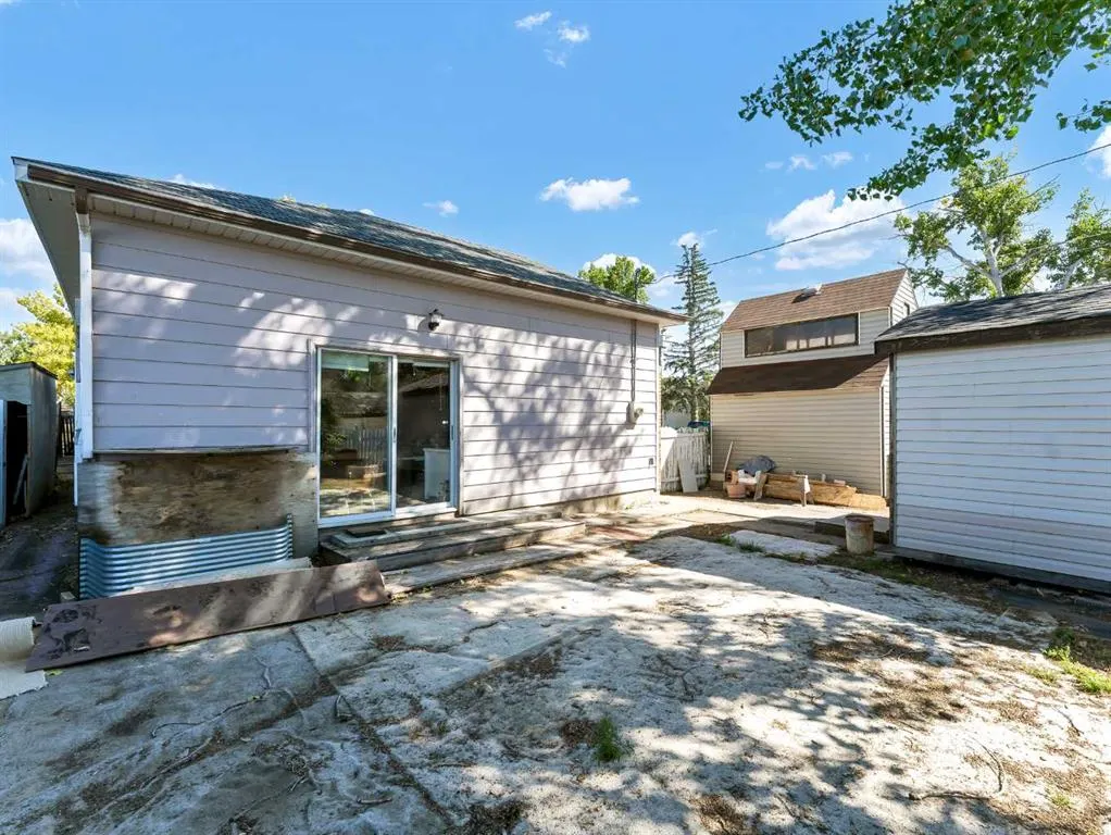 338 2 Street SW