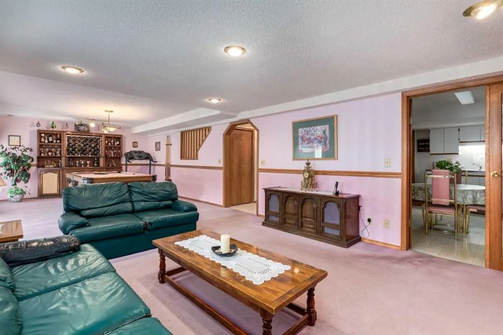180 Edgevalley Circle NW