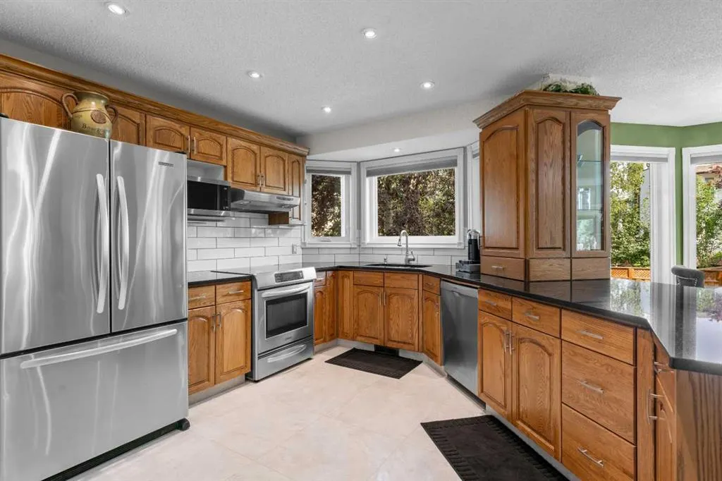 87 Shawnee Crescent SW