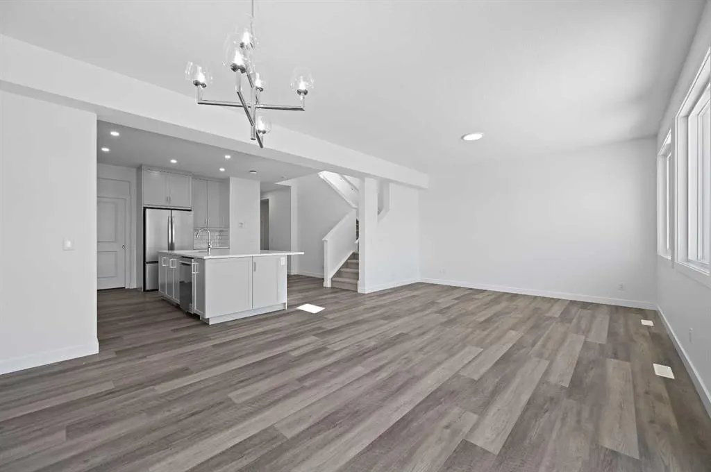 63 Corner Glen Common NE