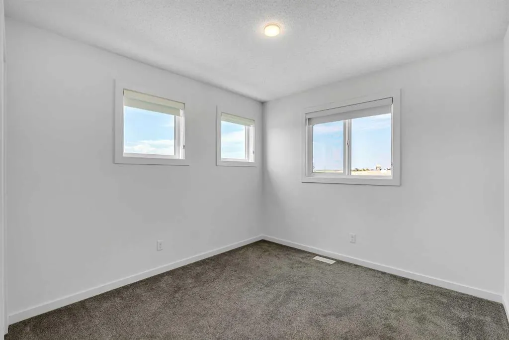 156 Livingston View NE