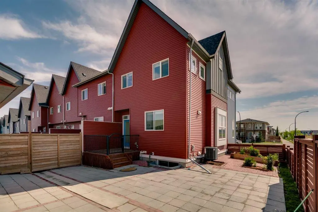 156 Livingston View NE