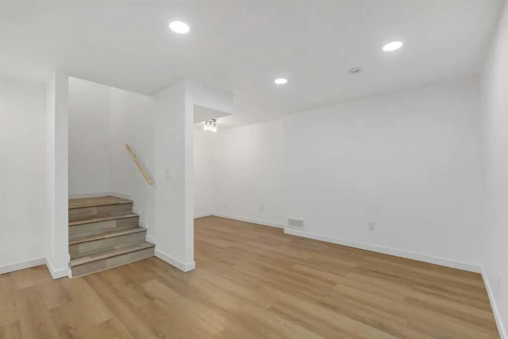 156 Livingston View NE
