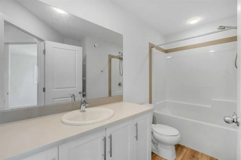 156 Livingston View NE