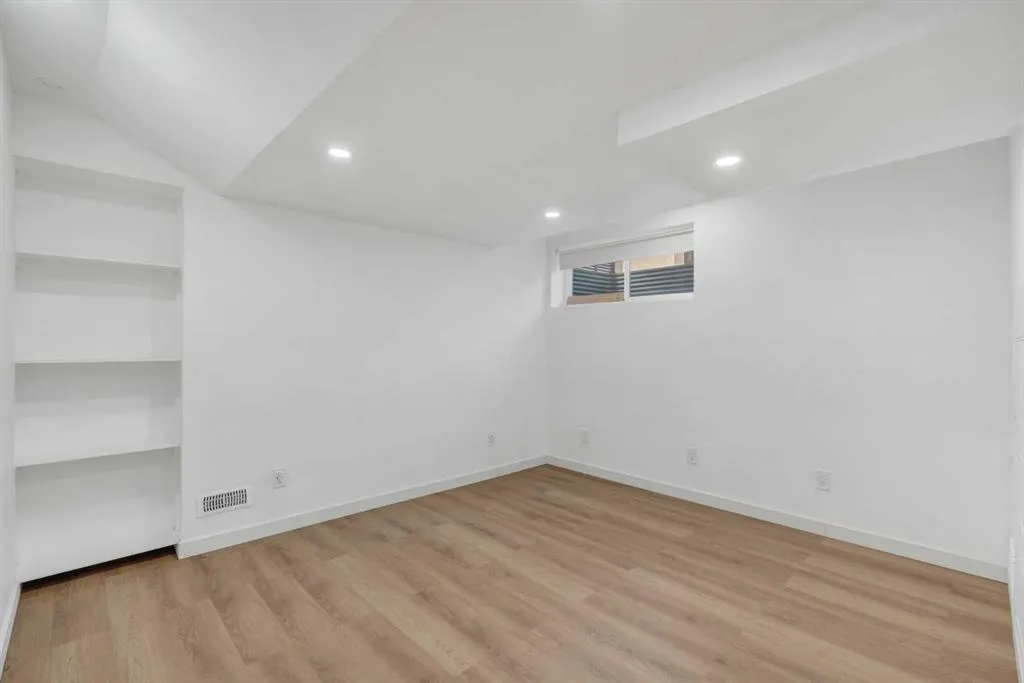 156 Livingston View NE