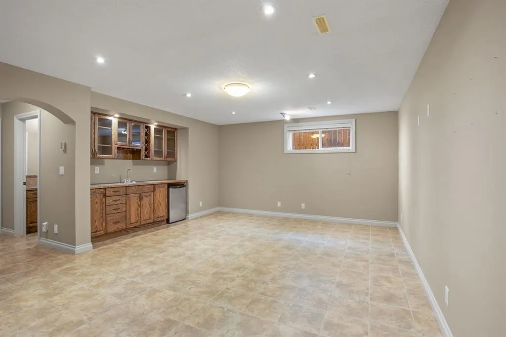 87 Valentine Crescent