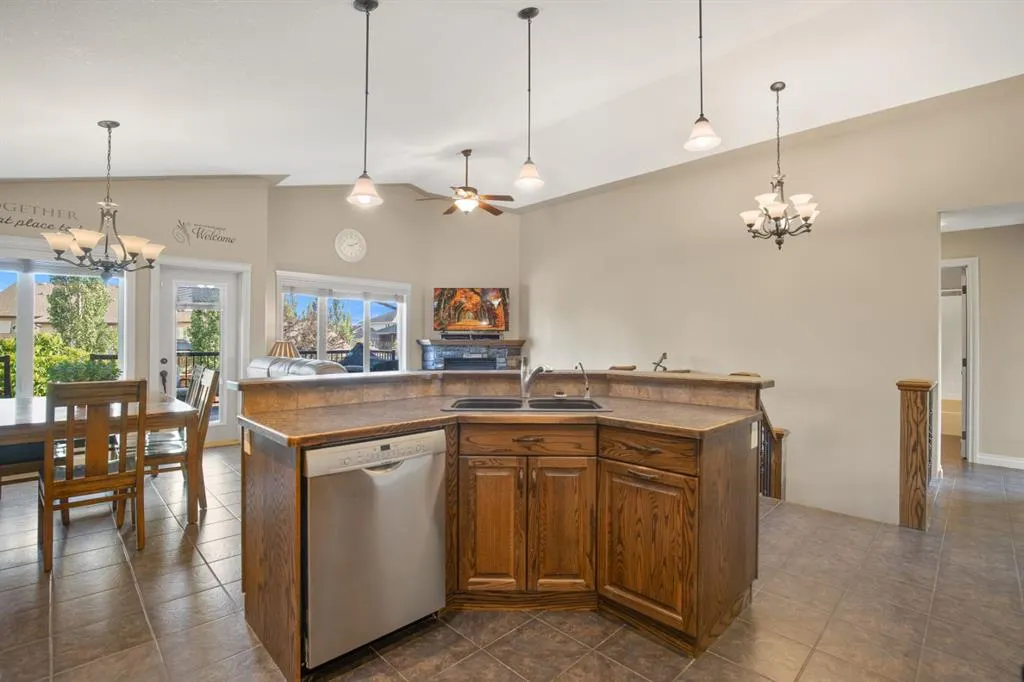 87 Valentine Crescent