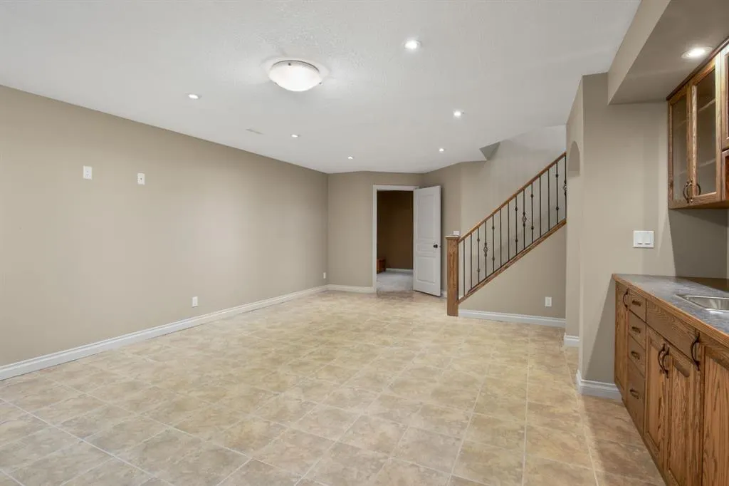 87 Valentine Crescent