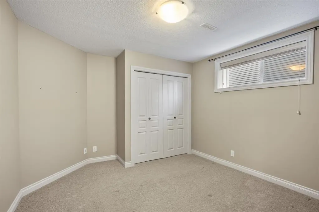 87 Valentine Crescent