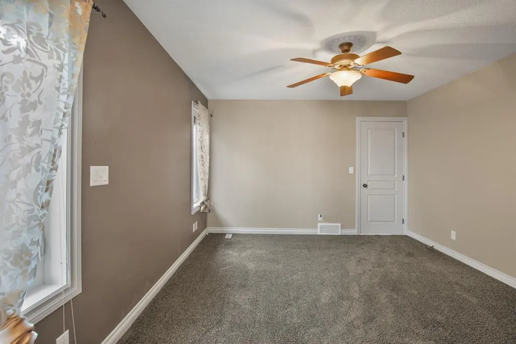87 Valentine Crescent