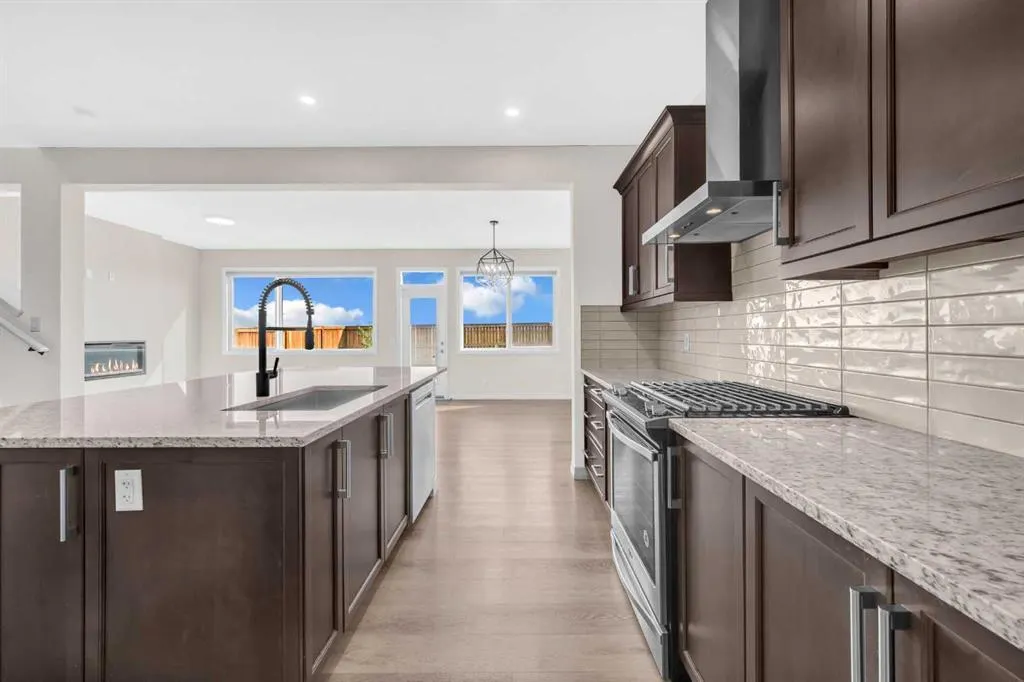 385 Corner Meadows Way NE
