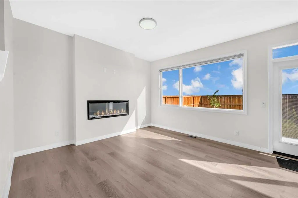 385 Corner Meadows Way NE