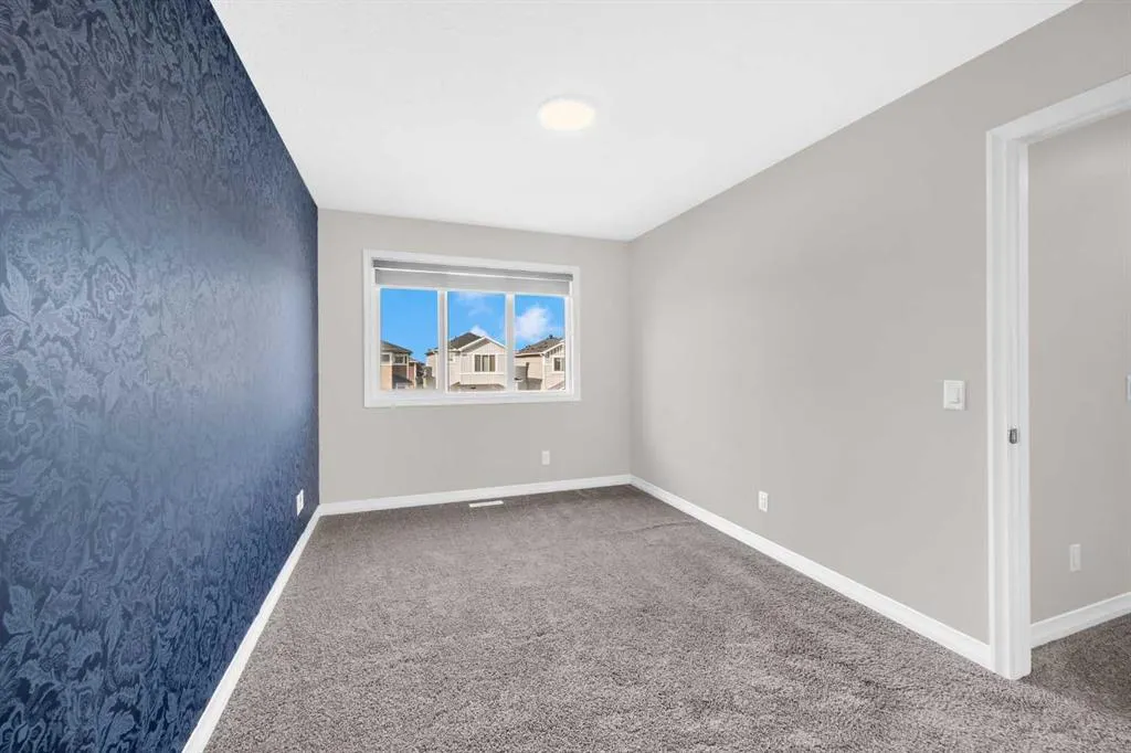 385 Corner Meadows Way NE