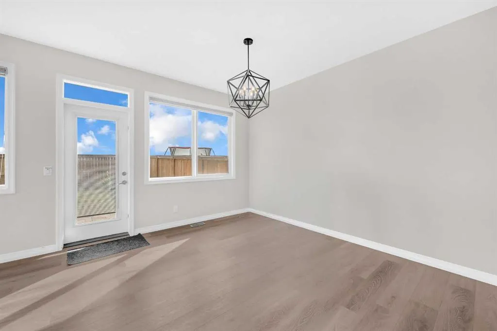 385 Corner Meadows Way NE