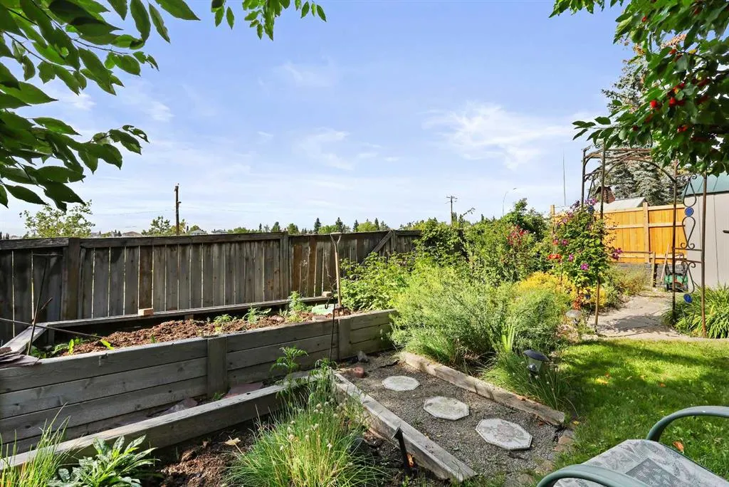 100 Hawkfield Crescent NW