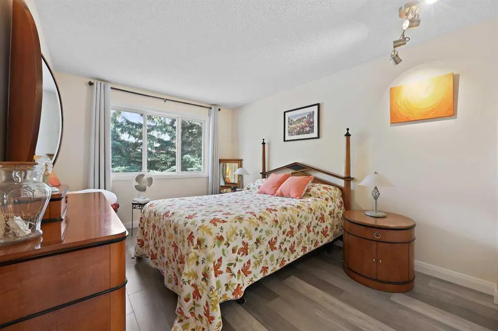 100 Hawkfield Crescent NW