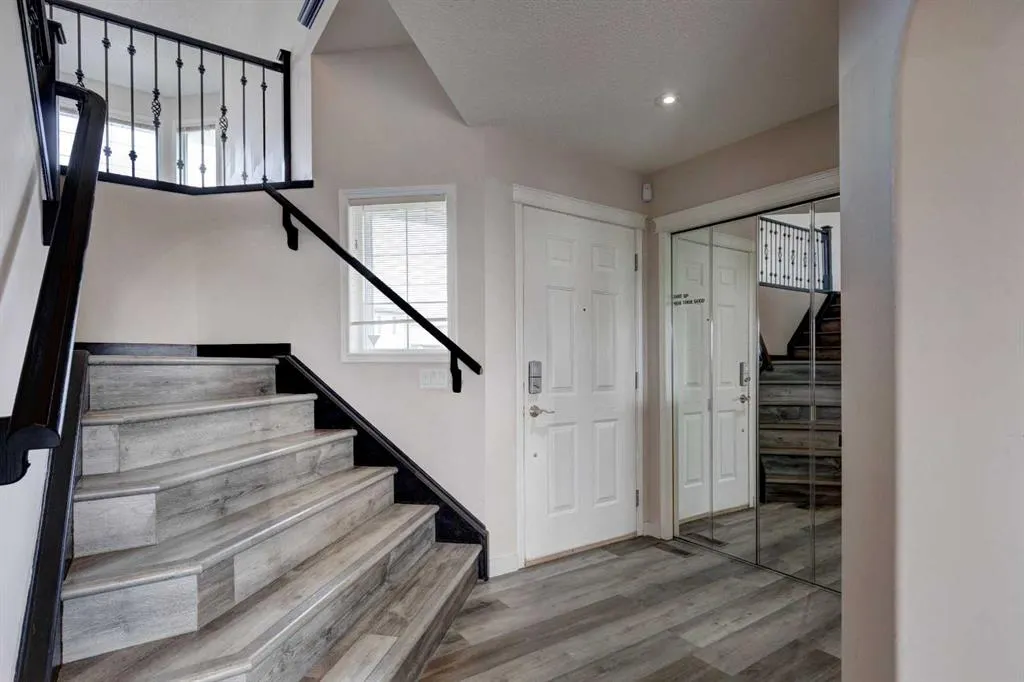 194 Somerglen Way SW