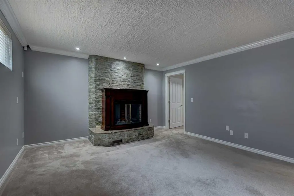 194 Somerglen Way SW