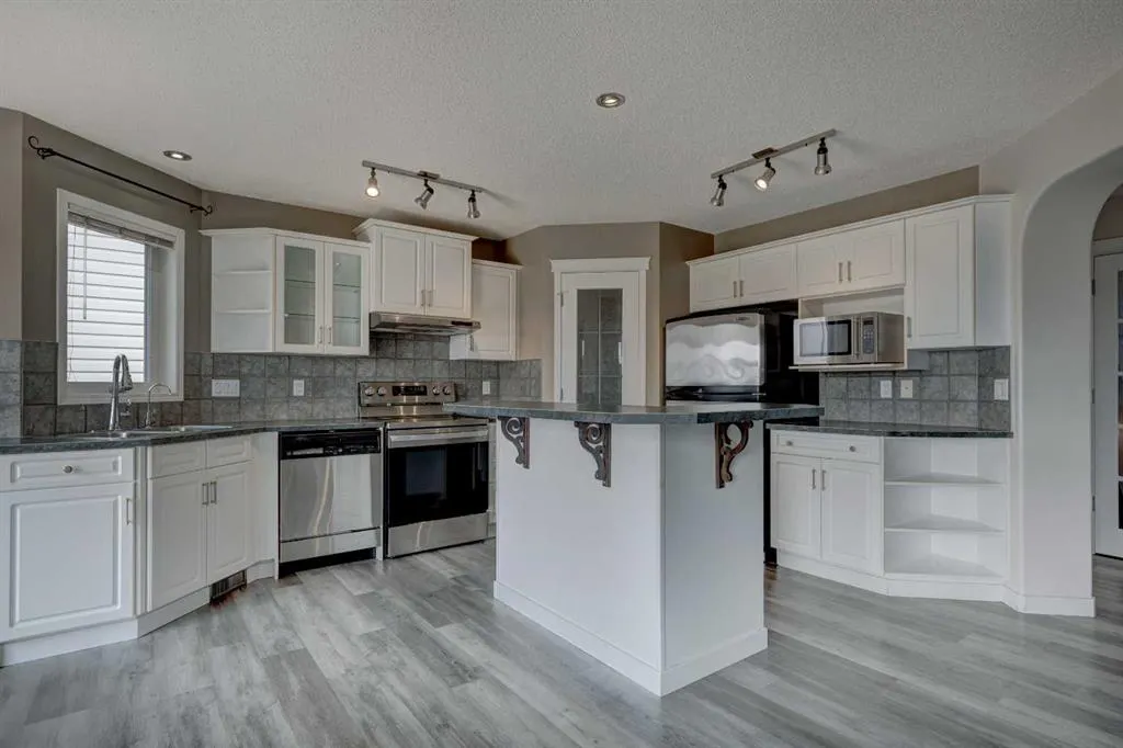 194 Somerglen Way SW