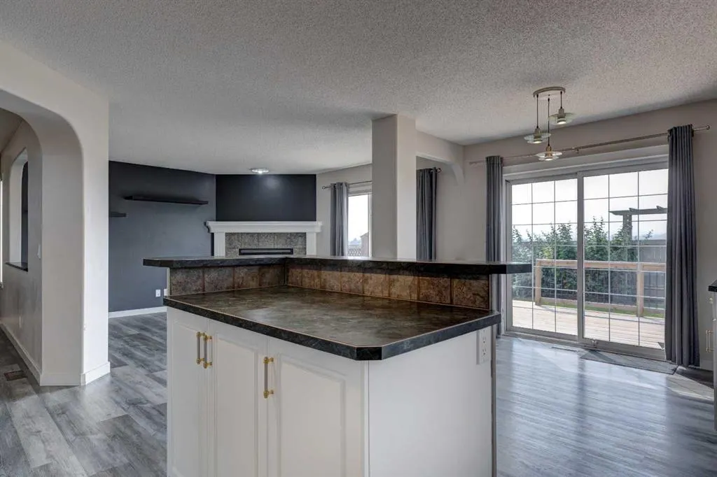 194 Somerglen Way SW