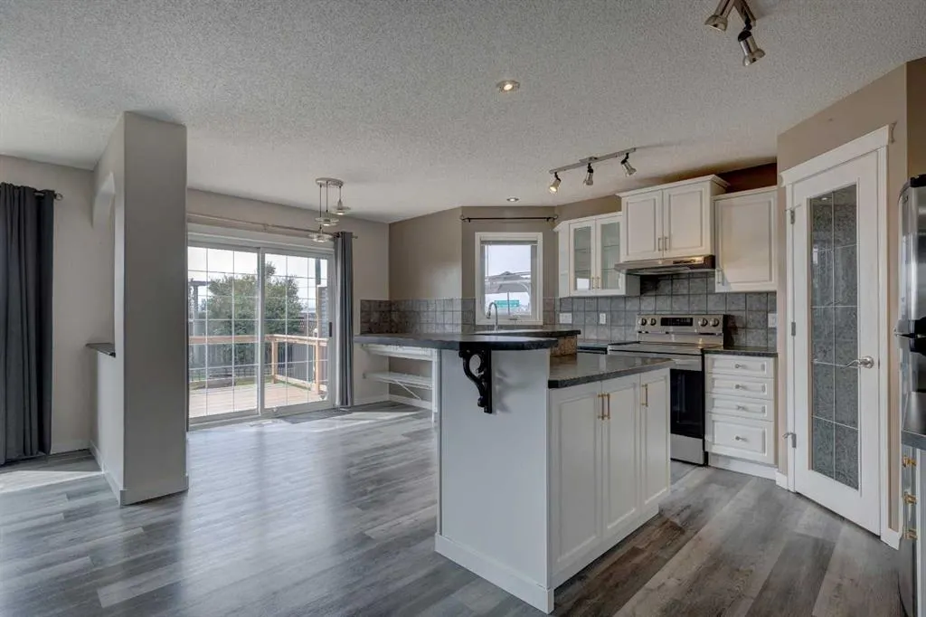 194 Somerglen Way SW