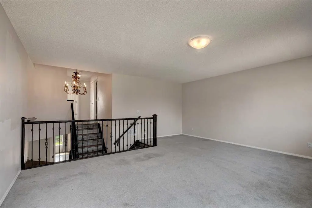 194 Somerglen Way SW