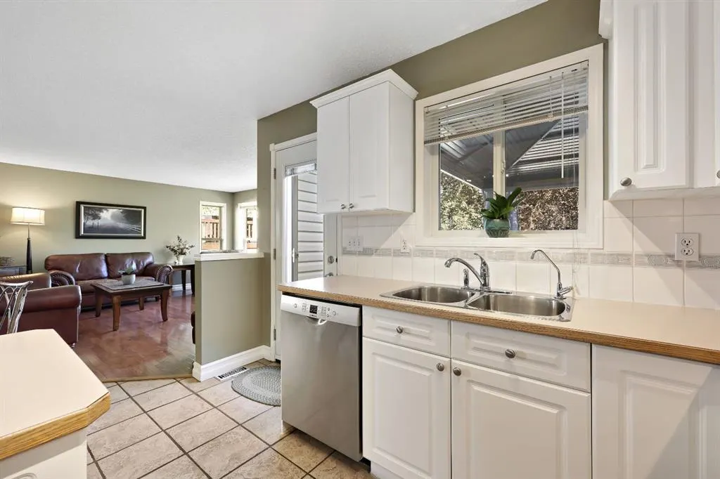 100 Lakeview Cove