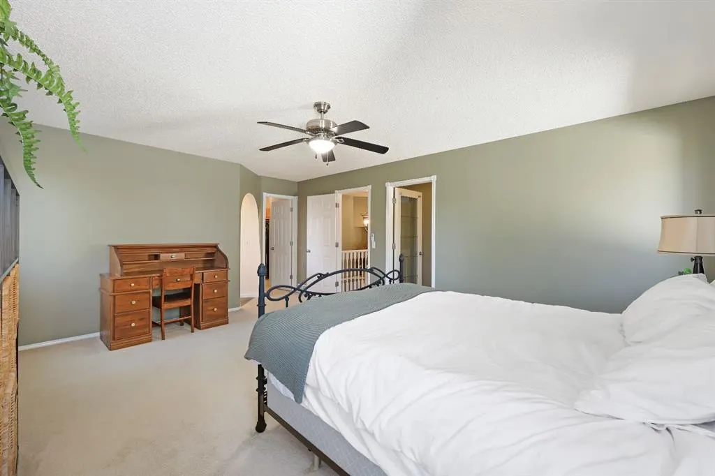 100 Lakeview Cove