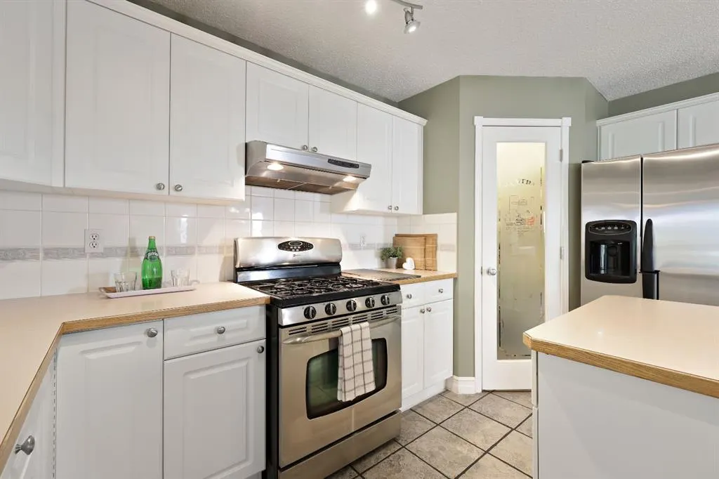 100 Lakeview Cove