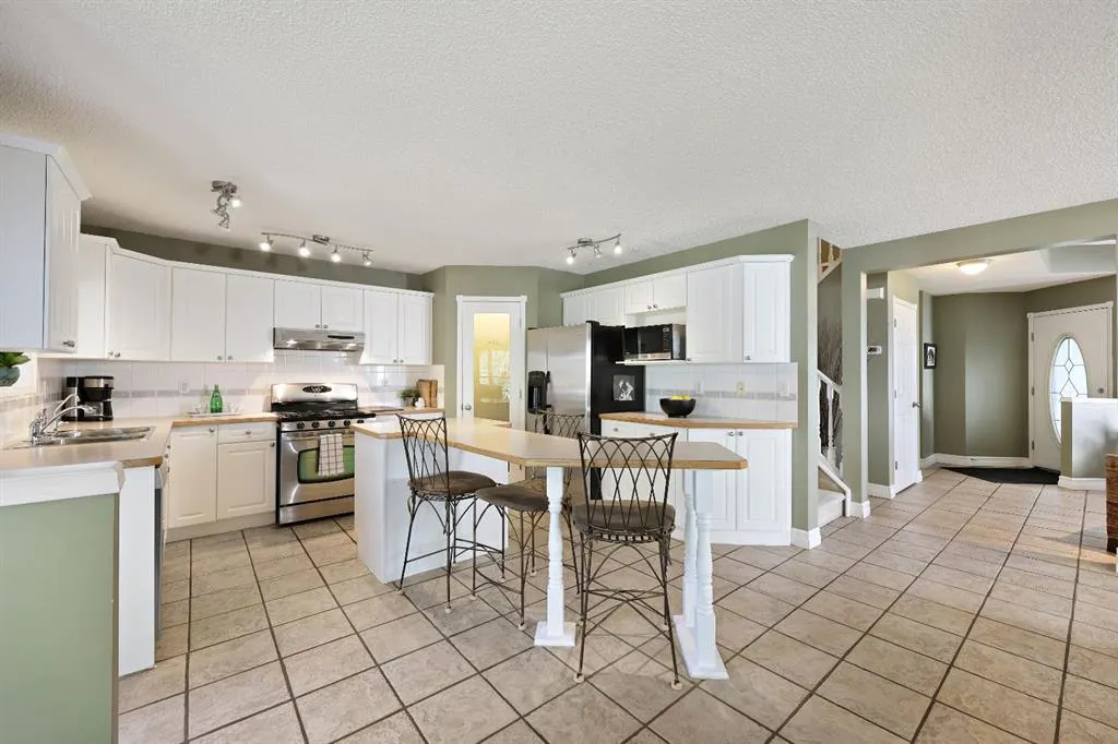 100 Lakeview Cove