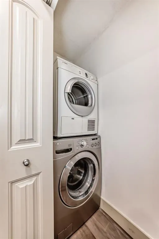 220 Village Terrace SW, #8