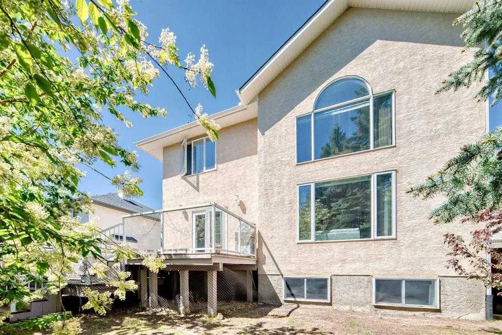 73 Simcoe Close SW