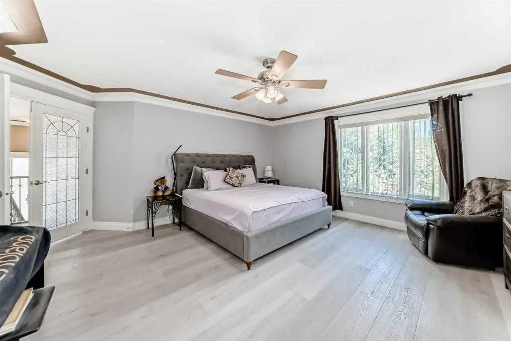 73 Simcoe Close SW